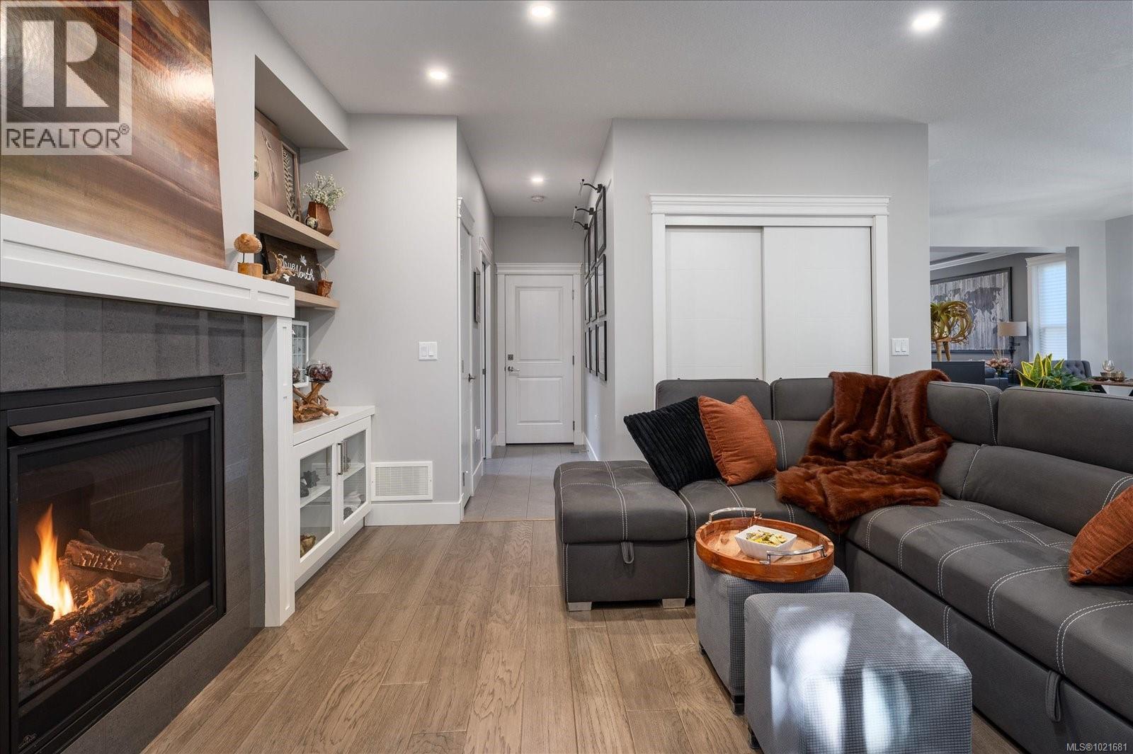 9048 Driftwood Dr, Chemainus, BC - Indoor Photo Showing Living Room With Fireplace