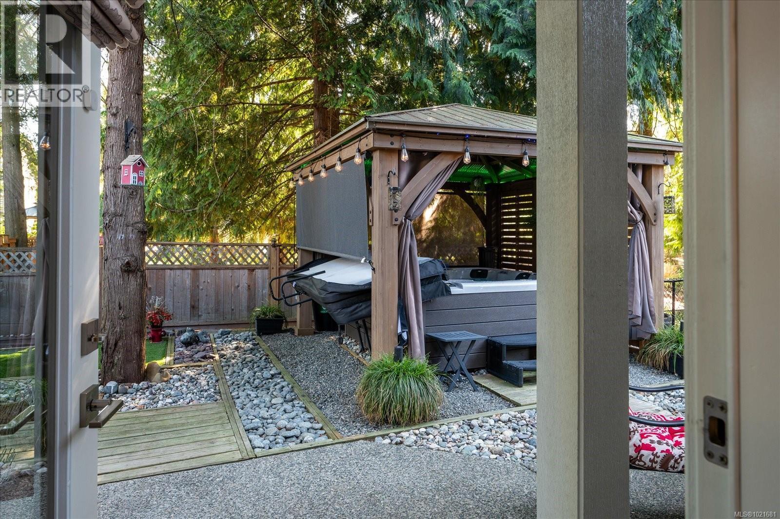Hot tub and gazebo - 9048 Driftwood Dr, Chemainus, BC - Outdoor