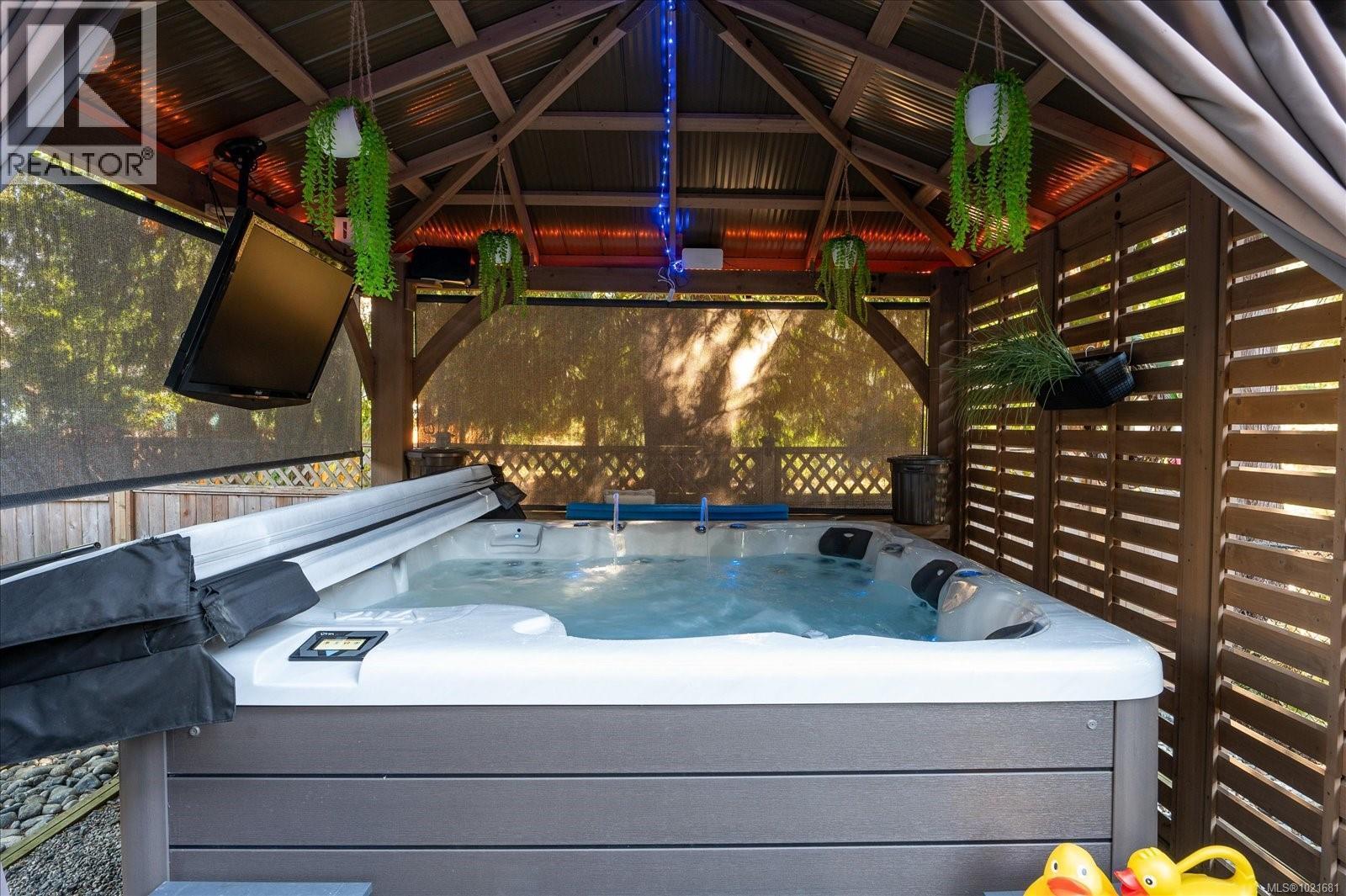 Hot Tub - 9048 Driftwood Dr, Chemainus, BC -
