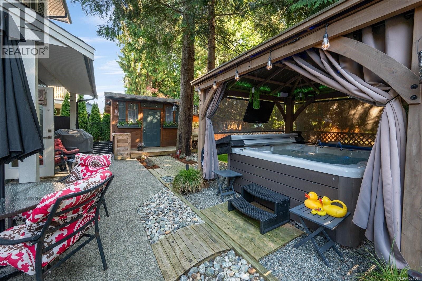 outdoor entertaining area - 9048 Driftwood Dr, Chemainus, BC - Outdoor With Exterior