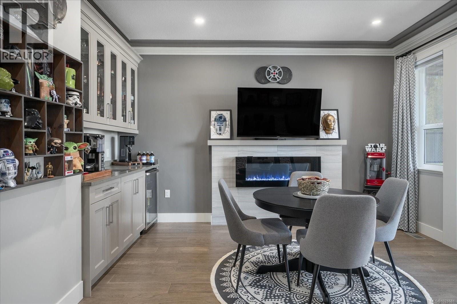 9048 Driftwood Dr, Chemainus, BC - Indoor Photo Showing Dining Room With Fireplace