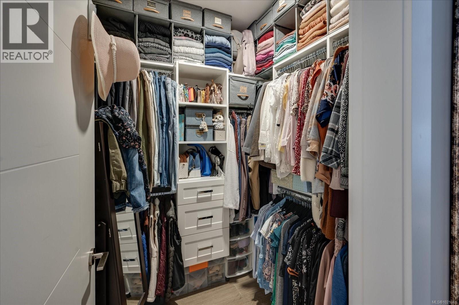 Primary Bedroom walk in closet - 9048 Driftwood Dr, Chemainus, BC - Indoor With Storage