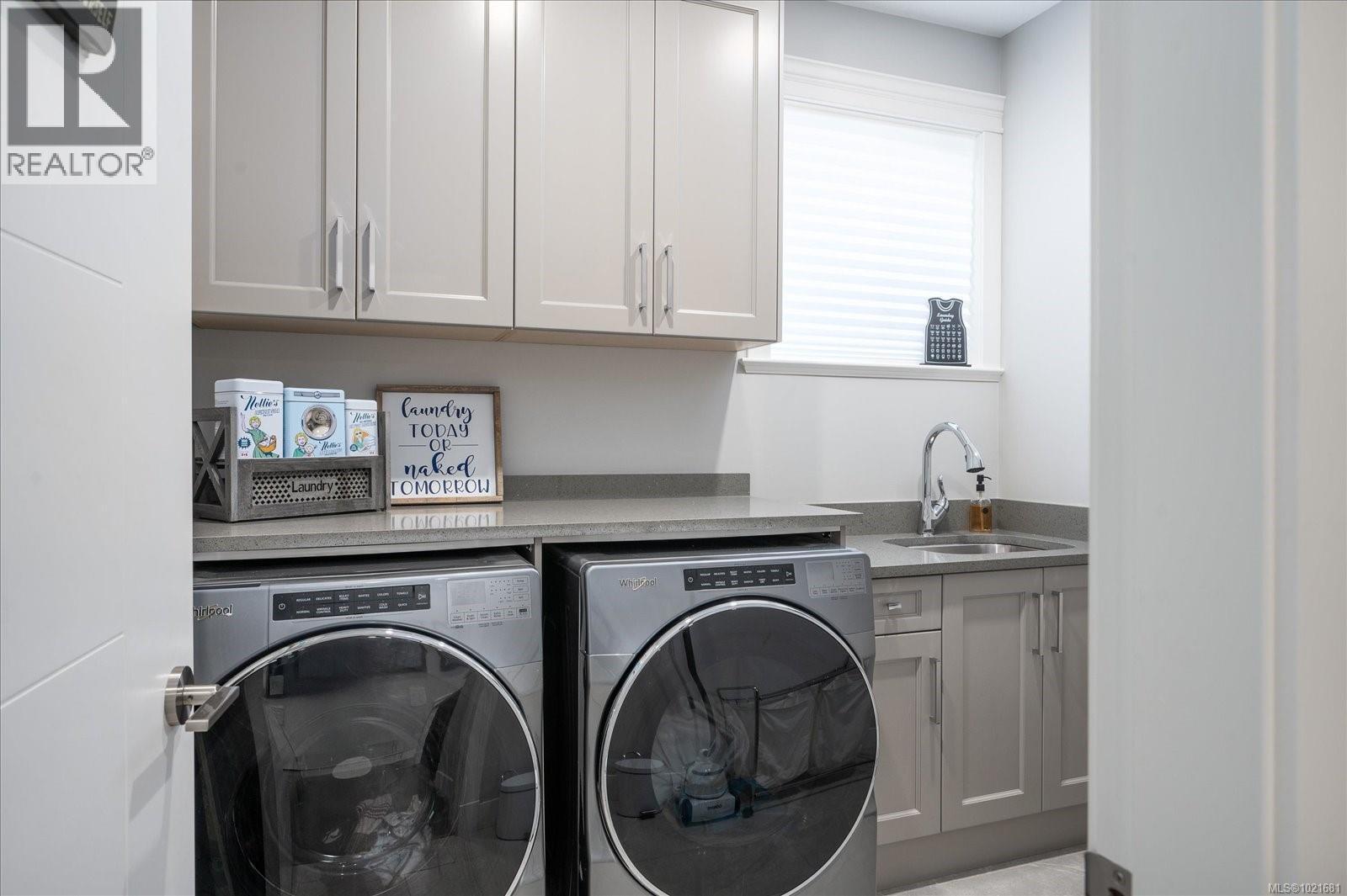 9048 Driftwood Dr, Chemainus, BC - Indoor Photo Showing Laundry Room