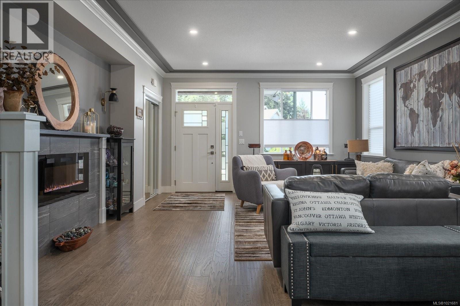 9048 Driftwood Dr, Chemainus, BC - Indoor Photo Showing Living Room With Fireplace