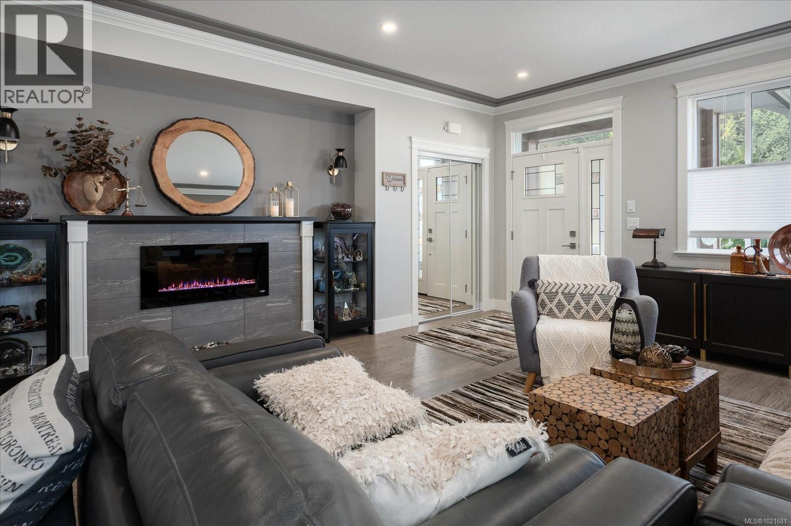 9048 Driftwood Dr, Chemainus, BC - Indoor Photo Showing Living Room With Fireplace