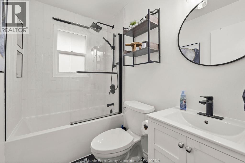 3095 Academy Drive, Windsor, ON - Indoor Photo Showing Bathroom