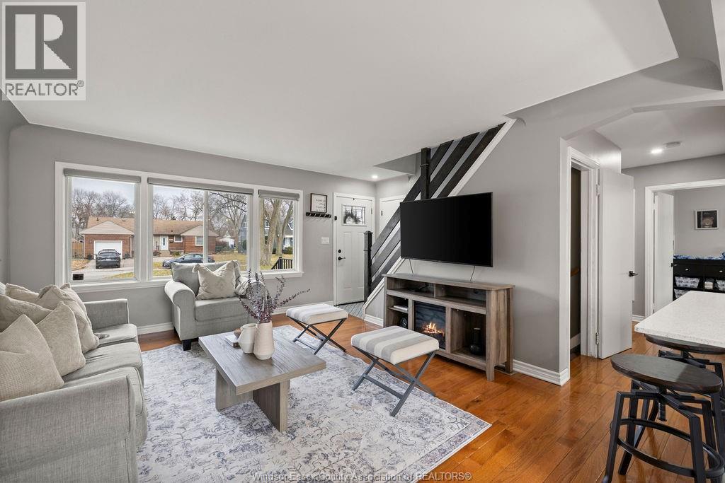 3095 Academy Drive, Windsor, ON - Indoor Photo Showing Living Room