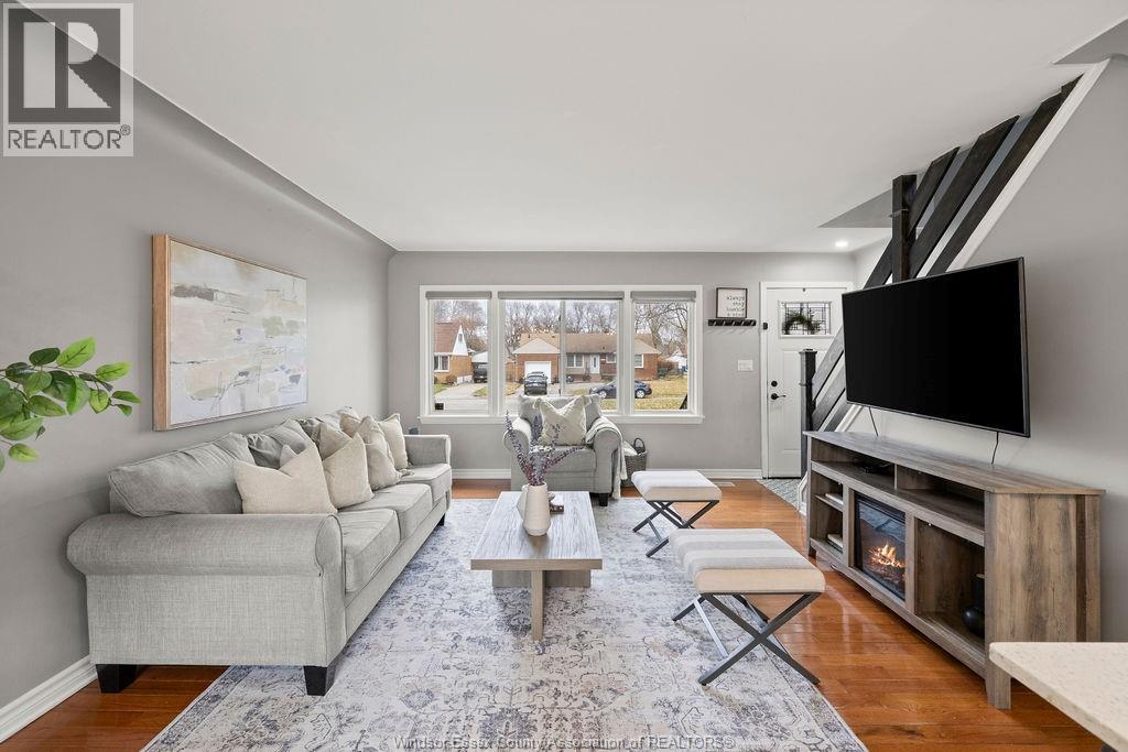 3095 Academy Drive, Windsor, ON - Indoor Photo Showing Living Room