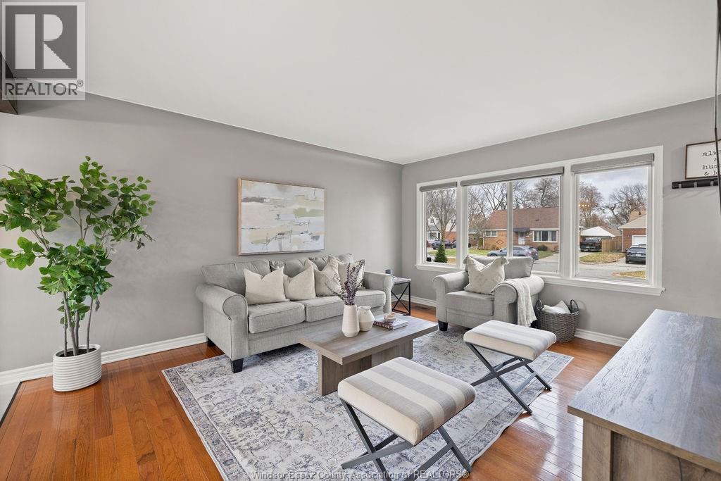 3095 Academy Drive, Windsor, ON - Indoor Photo Showing Living Room