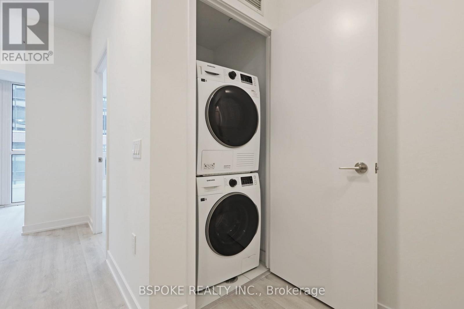 927 - 15 Richardson Street, Toronto, ON - Indoor Photo Showing Laundry Room