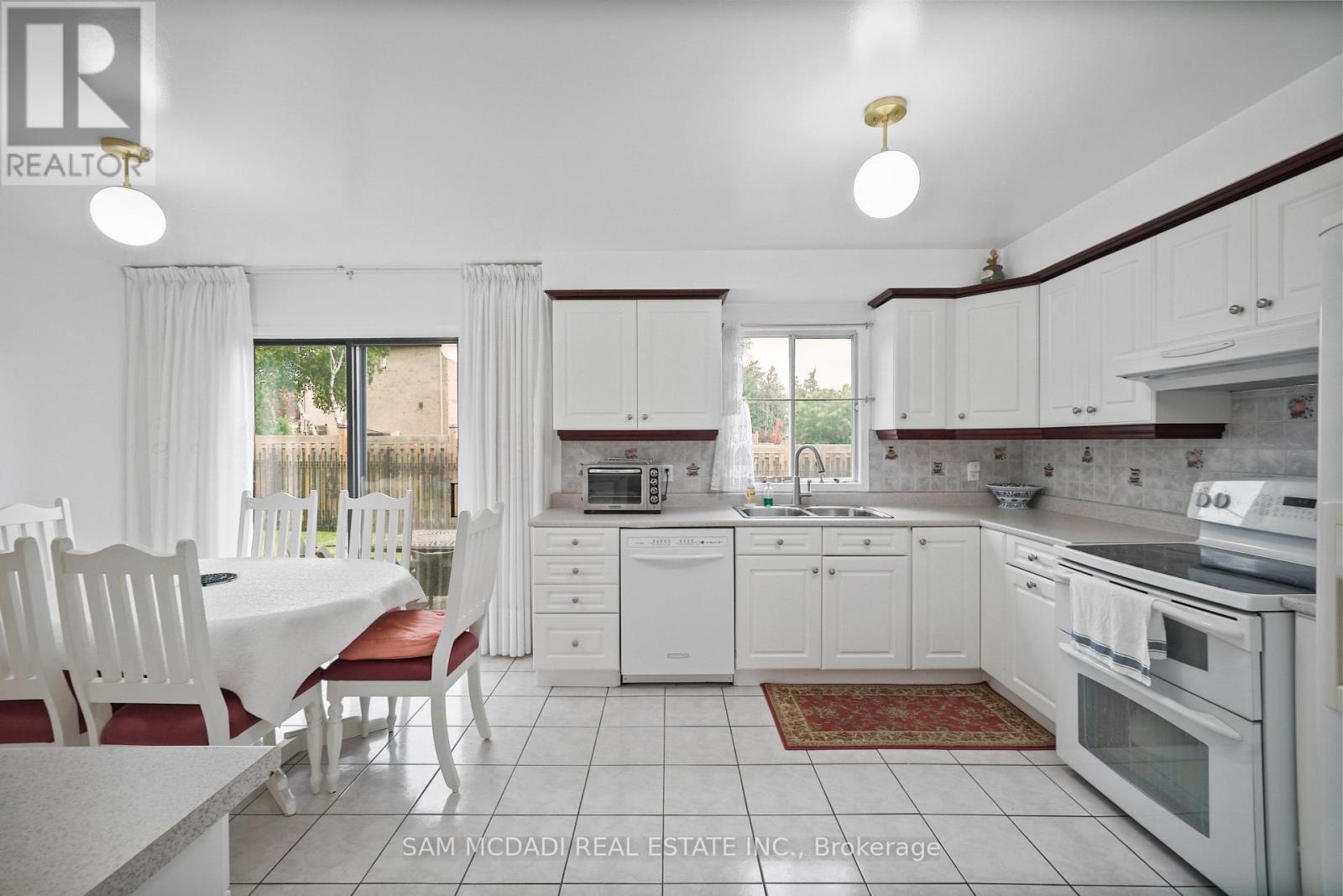 2005 Lady Di Court, Mississauga, ON - Indoor Photo Showing Kitchen