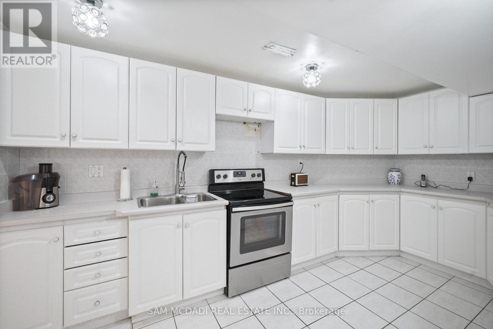 2005 Lady Di Court, Mississauga, ON - Indoor Photo Showing Kitchen
