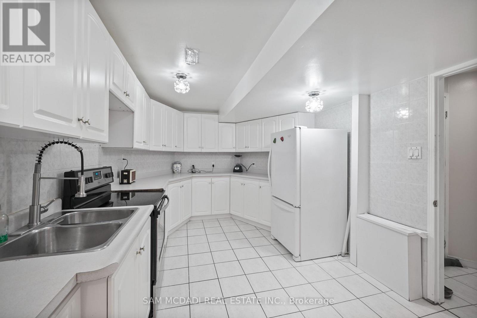 2005 Lady Di Court, Mississauga, ON - Indoor Photo Showing Kitchen With Double Sink