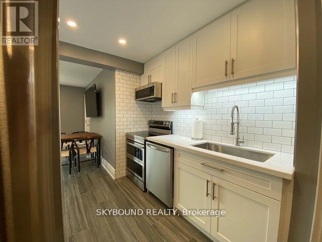 2 - 163 Riverside Drive, Toronto, ON - Indoor Photo Showing Kitchen With Upgraded Kitchen