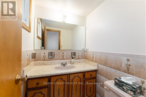 8 Hearne Avenue, Toronto, ON - Indoor Photo Showing Bathroom