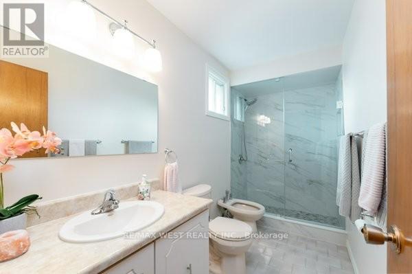 8 Hearne Avenue, Toronto, ON - Indoor Photo Showing Bathroom