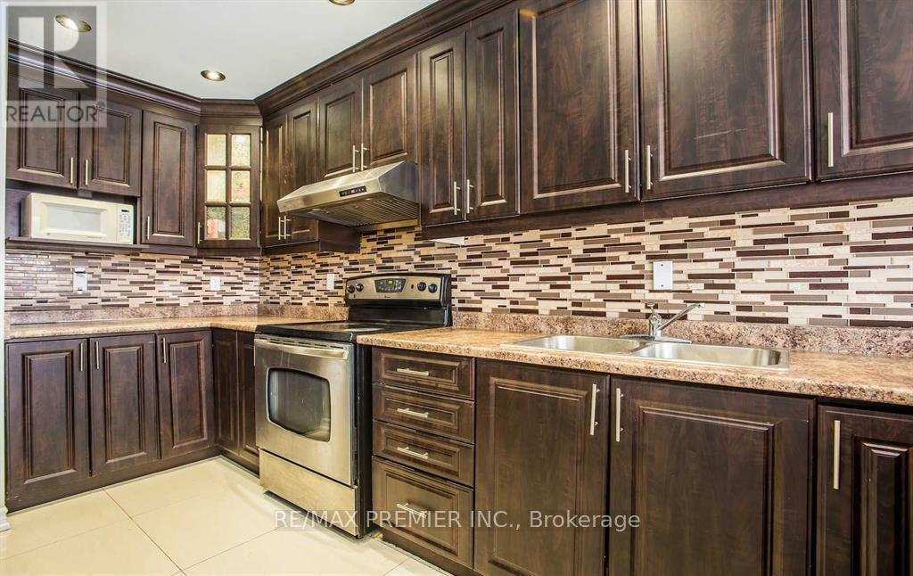 67 Sal Circle, Brampton, ON - Indoor Photo Showing Kitchen With Double Sink With Upgraded Kitchen