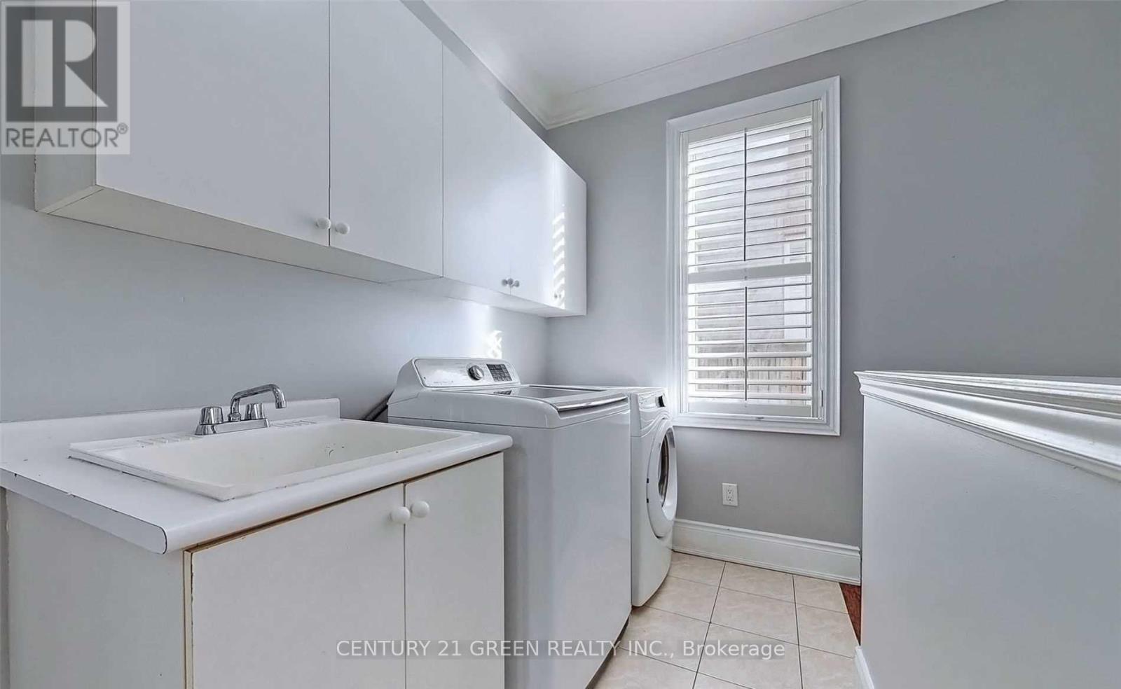 8 Pasadena Avenue, Brampton, ON - Indoor Photo Showing Laundry Room