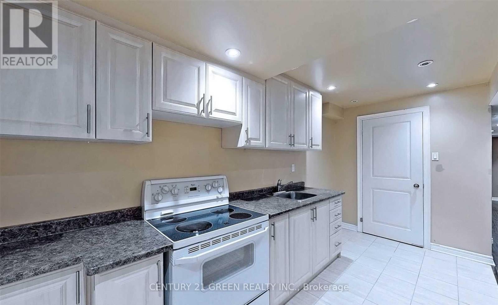 8 Pasadena Avenue, Brampton, ON - Indoor Photo Showing Kitchen