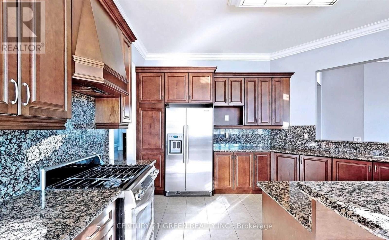 8 Pasadena Avenue, Brampton, ON - Indoor Photo Showing Kitchen