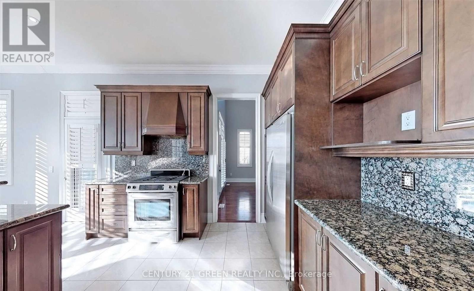 8 Pasadena Avenue, Brampton, ON - Indoor Photo Showing Kitchen With Upgraded Kitchen