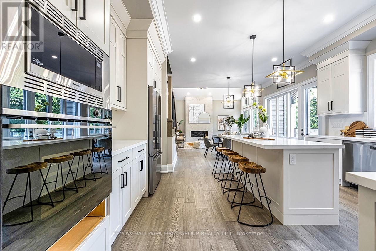 10 Philips Road, Whitby, ON - Indoor Photo Showing Kitchen With Upgraded Kitchen