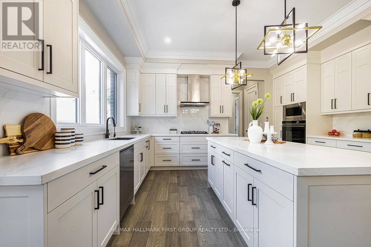 10 Philips Road, Whitby, ON - Indoor Photo Showing Kitchen With Upgraded Kitchen