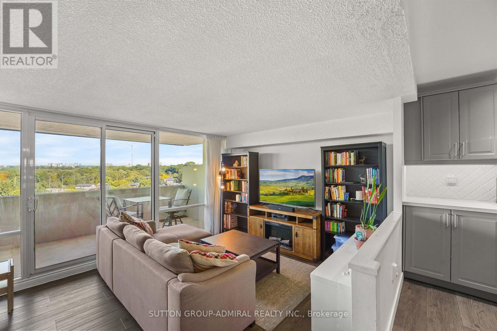 1001 - 270 Scarlett Road, Toronto, ON - Indoor Photo Showing Living Room