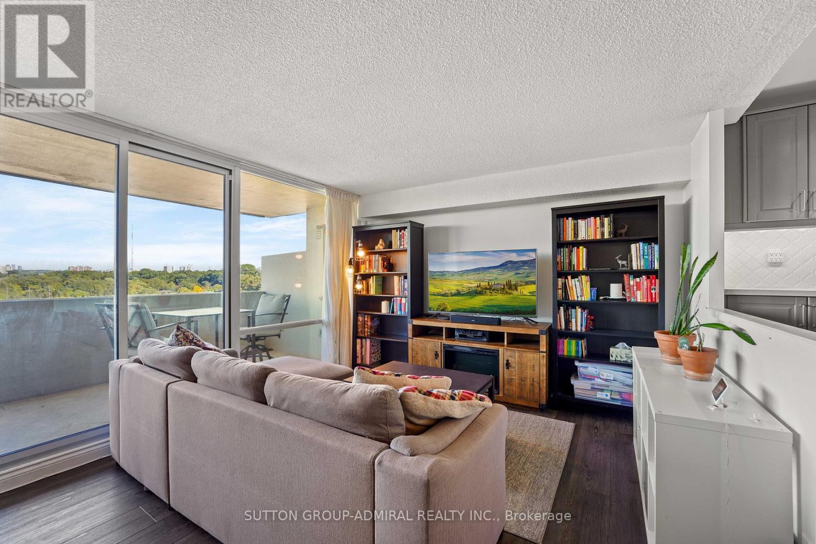 1001 - 270 Scarlett Road, Toronto, ON - Indoor Photo Showing Living Room