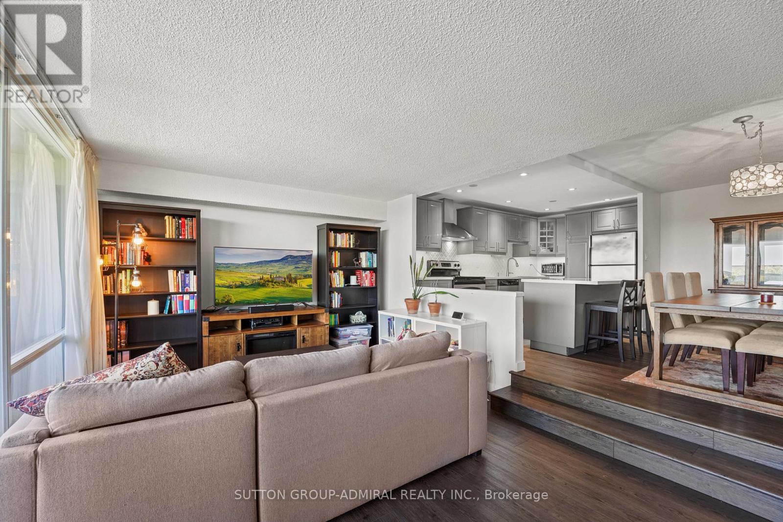 1001 - 270 Scarlett Road, Toronto, ON - Indoor Photo Showing Living Room