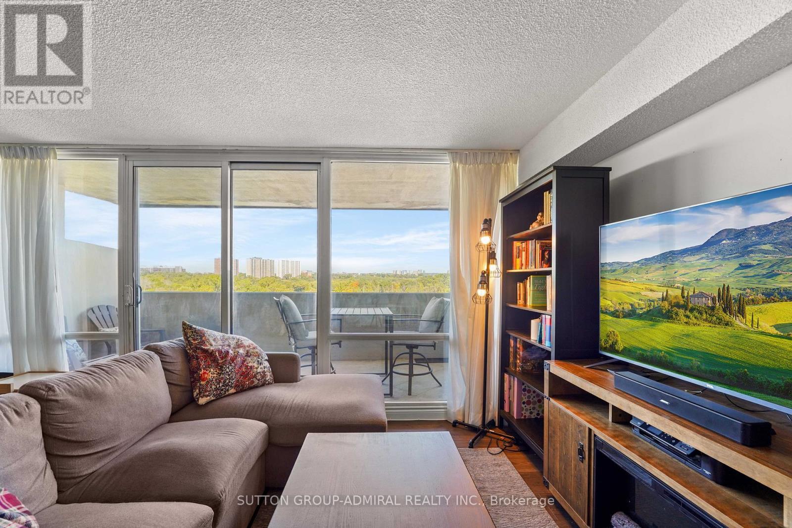 1001 - 270 Scarlett Road, Toronto, ON - Indoor Photo Showing Living Room