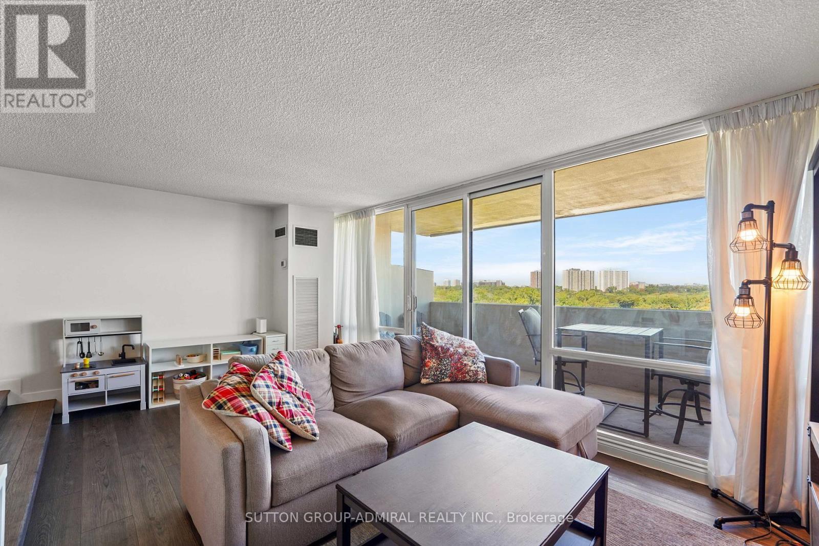 1001 - 270 Scarlett Road, Toronto, ON - Indoor Photo Showing Living Room