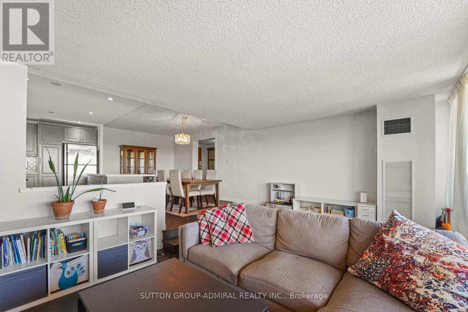1001 - 270 Scarlett Road, Toronto, ON - Indoor Photo Showing Living Room