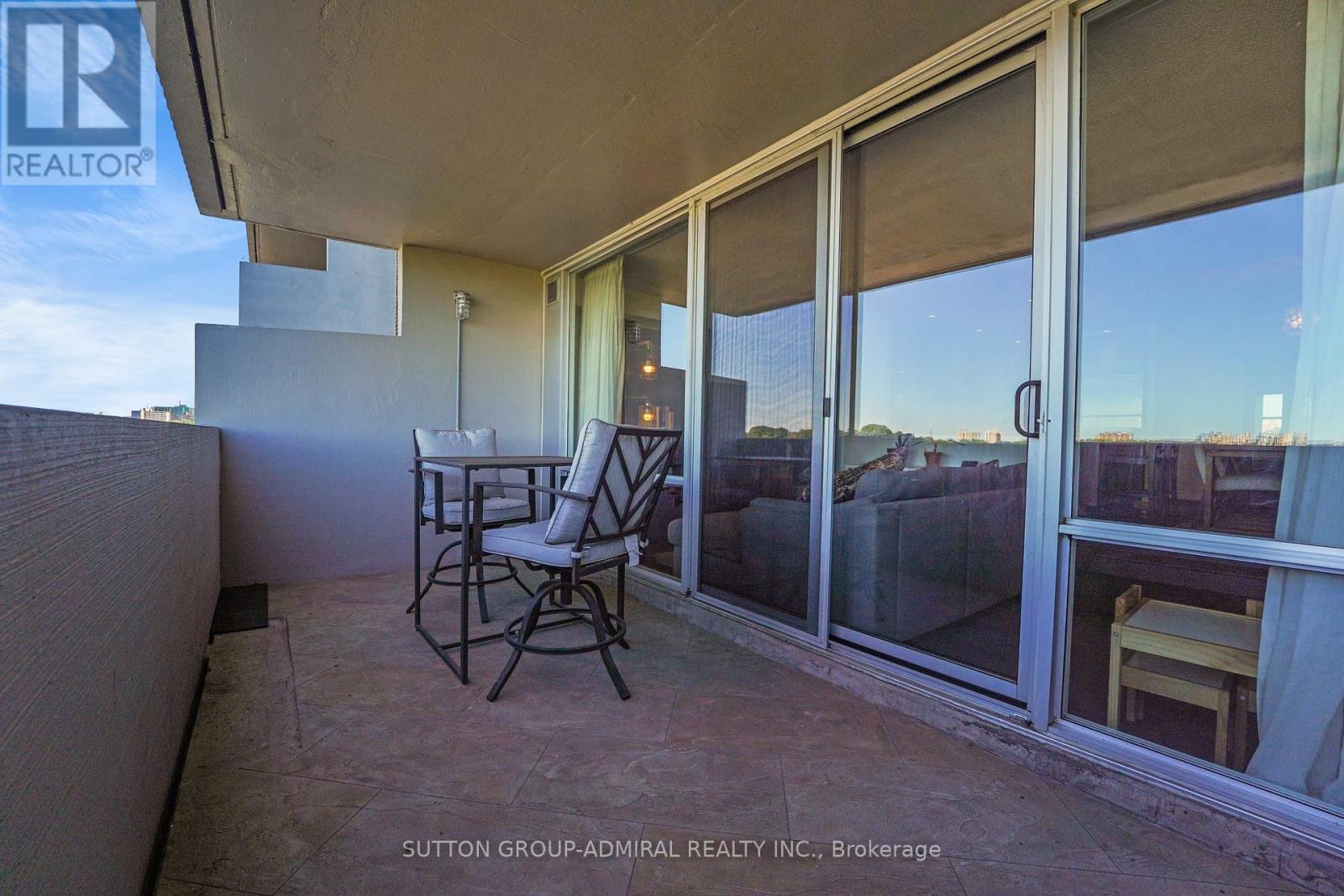 1001 - 270 Scarlett Road, Toronto, ON - Outdoor With Exterior