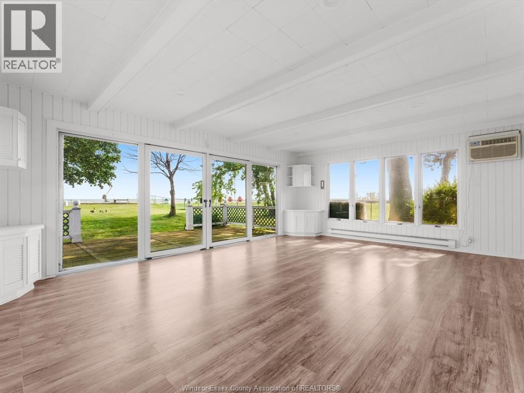 13050 Riverside Drive East, Tecumseh, ON - Indoor Photo Showing Living Room