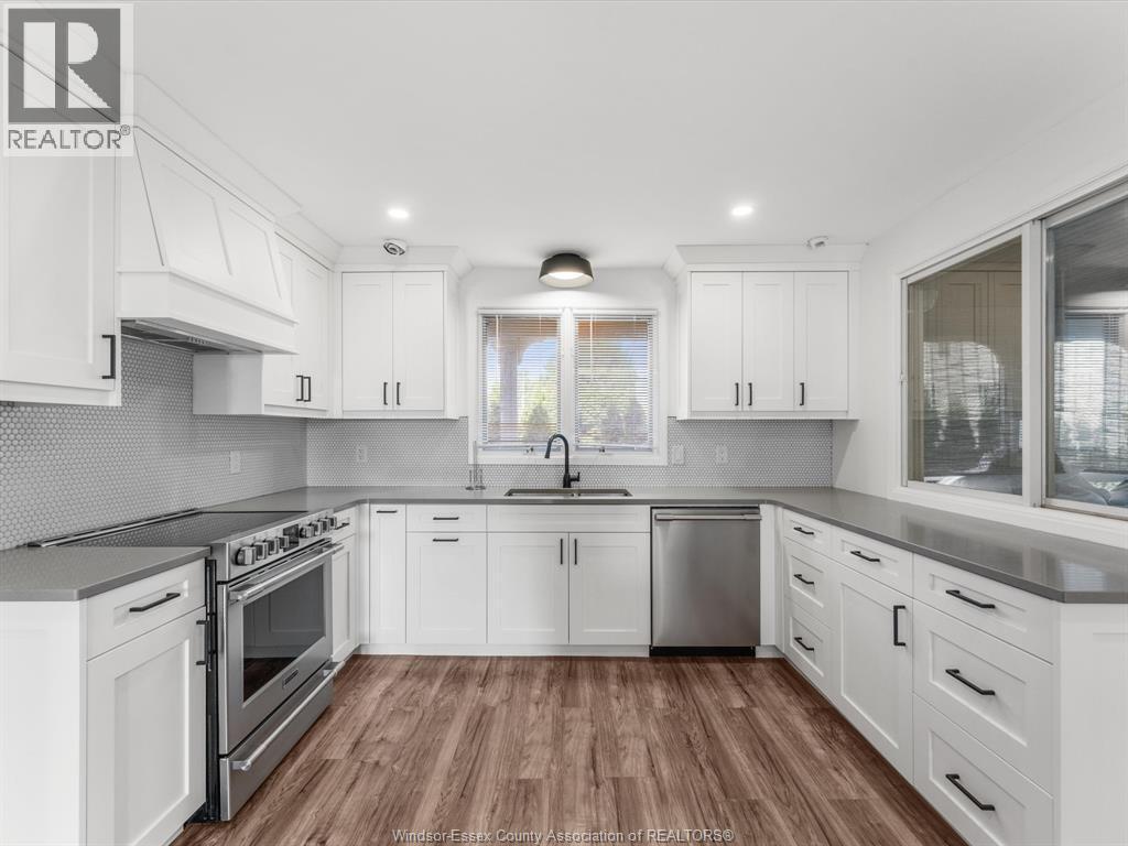 13050 Riverside Drive East, Tecumseh, ON - Indoor Photo Showing Kitchen With Upgraded Kitchen