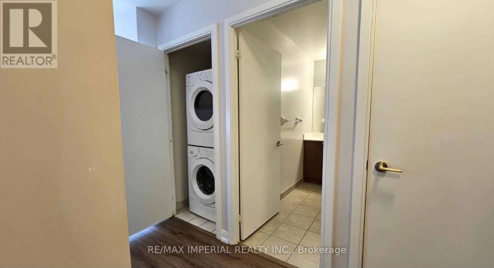 1215 - 181 Village Green Square, Toronto, ON - Indoor Photo Showing Laundry Room