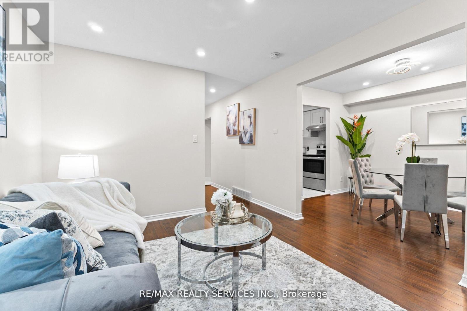 26 Woolwich Street, Kitchener, ON - Indoor Photo Showing Living Room