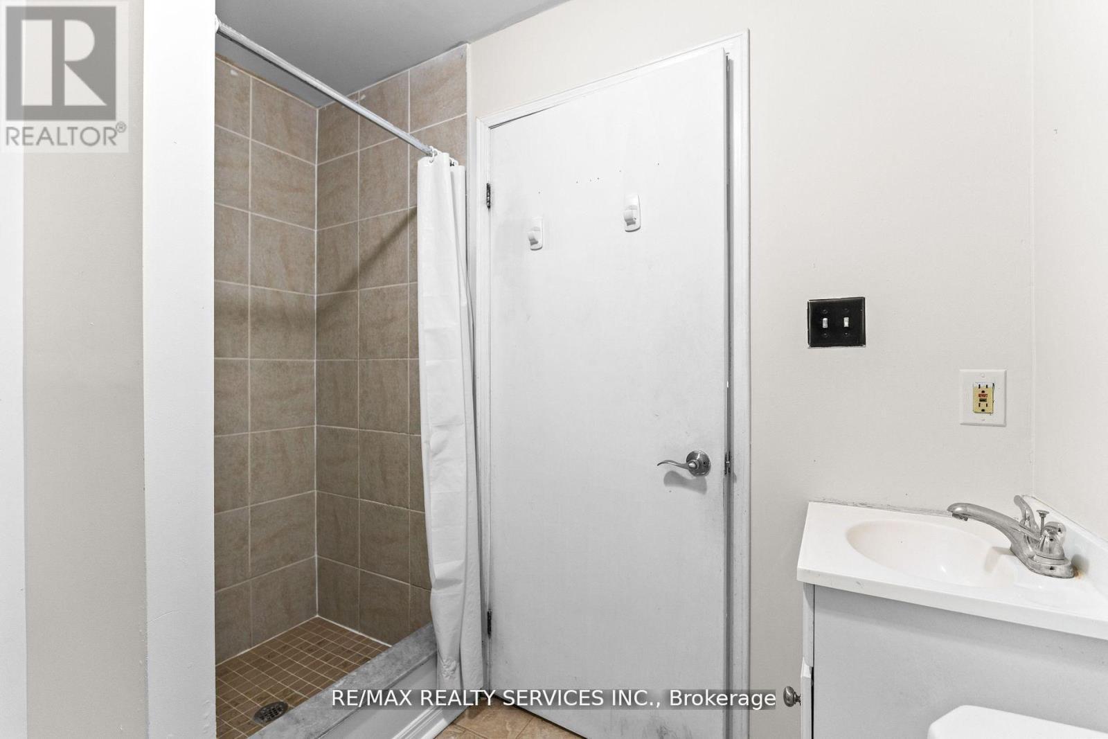 26 Woolwich Street, Kitchener, ON - Indoor Photo Showing Bathroom