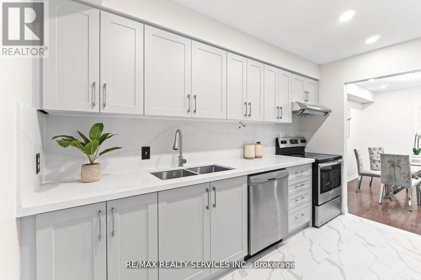 26 Woolwich Street, Kitchener, ON - Indoor Photo Showing Kitchen With Double Sink