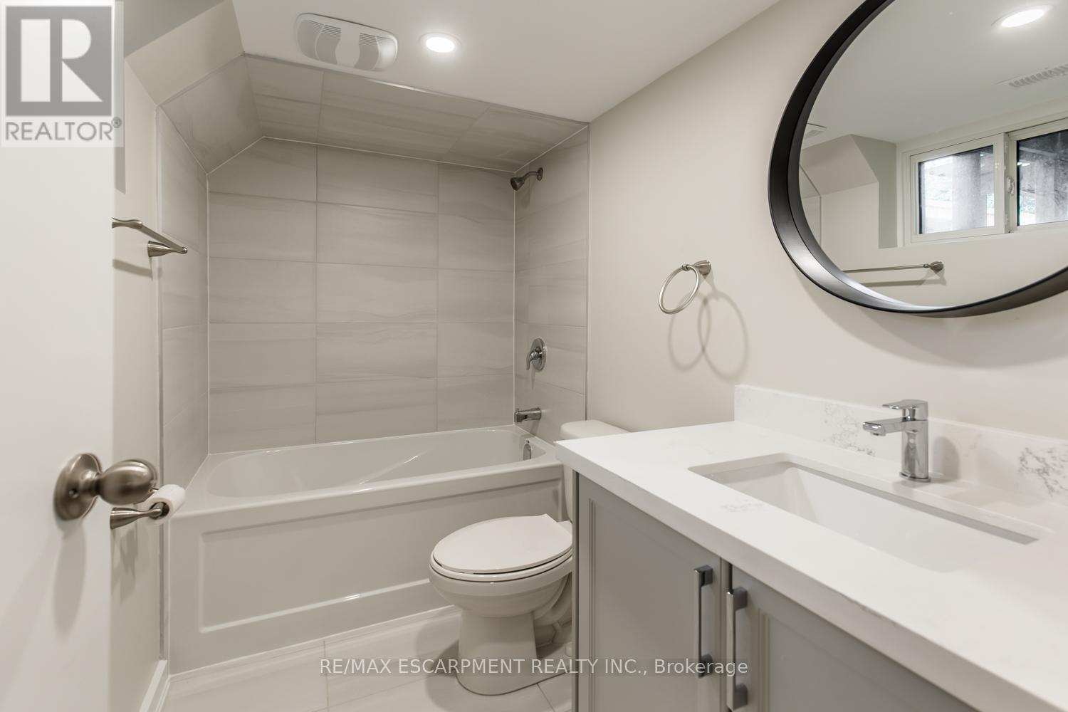 2 - 129 East 22Nd Street, Hamilton, ON - Indoor Photo Showing Bathroom