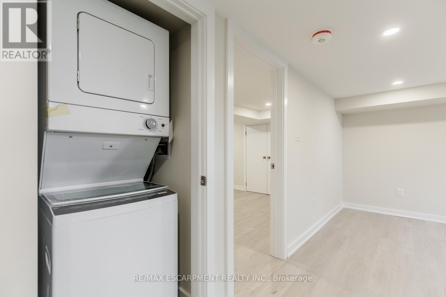 2 - 129 East 22Nd Street, Hamilton, ON - Indoor Photo Showing Laundry Room