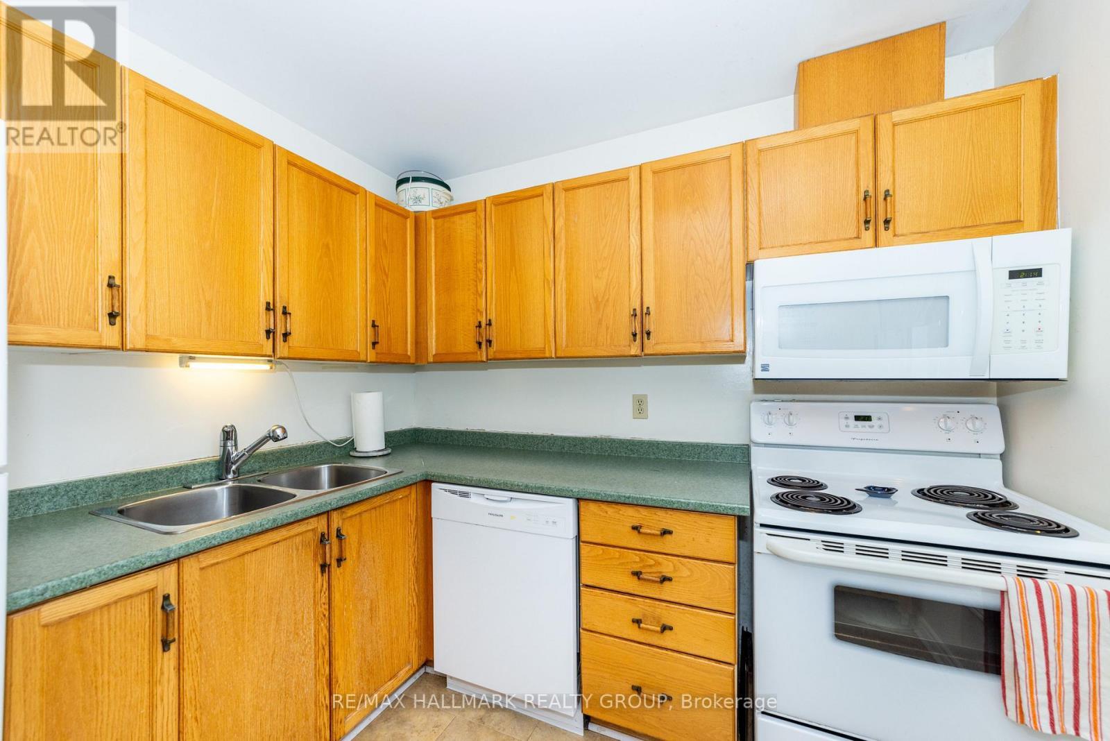 29 - 935 Cookshire Crescent, Ottawa, ON - Indoor Photo Showing Kitchen With Double Sink