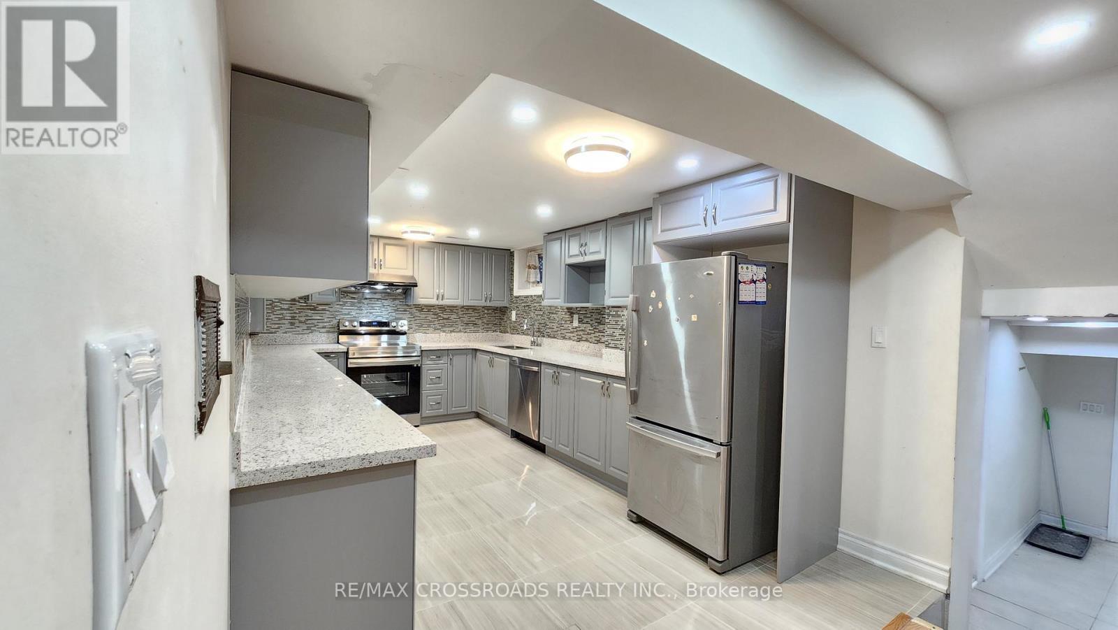 Bsmt - 20 Massie Street, Toronto, ON - Indoor Photo Showing Kitchen With Upgraded Kitchen