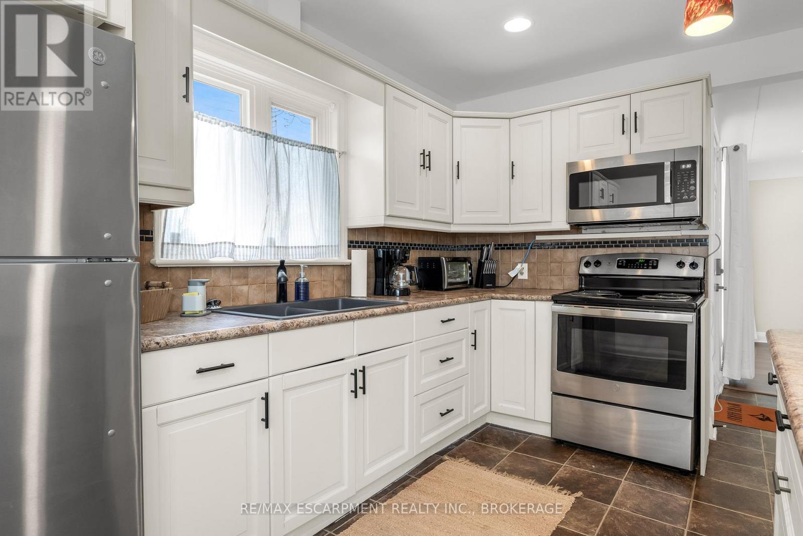 Main - 16 Golden Boulevard E, Welland (Lincoln/Crowland), ON - Indoor Photo Showing Kitchen With Double Sink