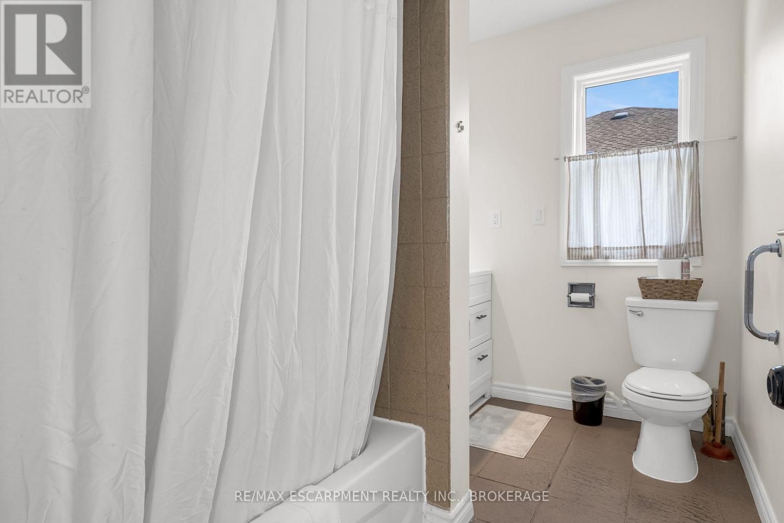 Main - 16 Golden Boulevard E, Welland (Lincoln/Crowland), ON - Indoor Photo Showing Bathroom