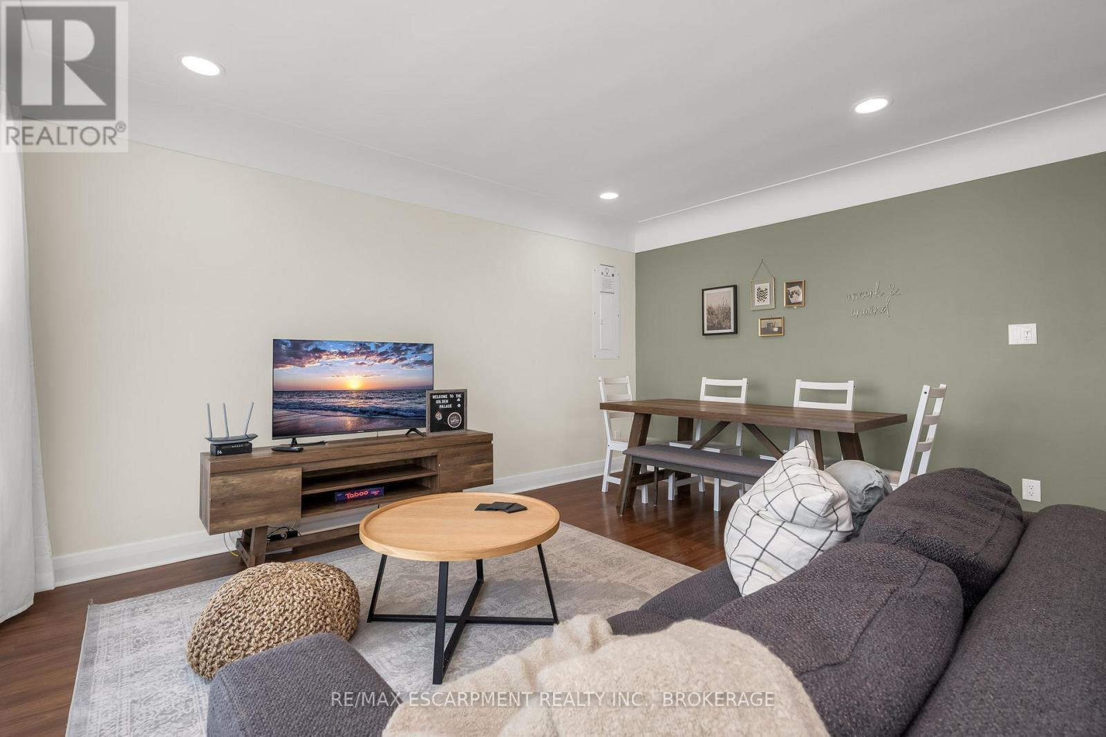 Main - 16 Golden Boulevard E, Welland (Lincoln/Crowland), ON - Indoor Photo Showing Living Room