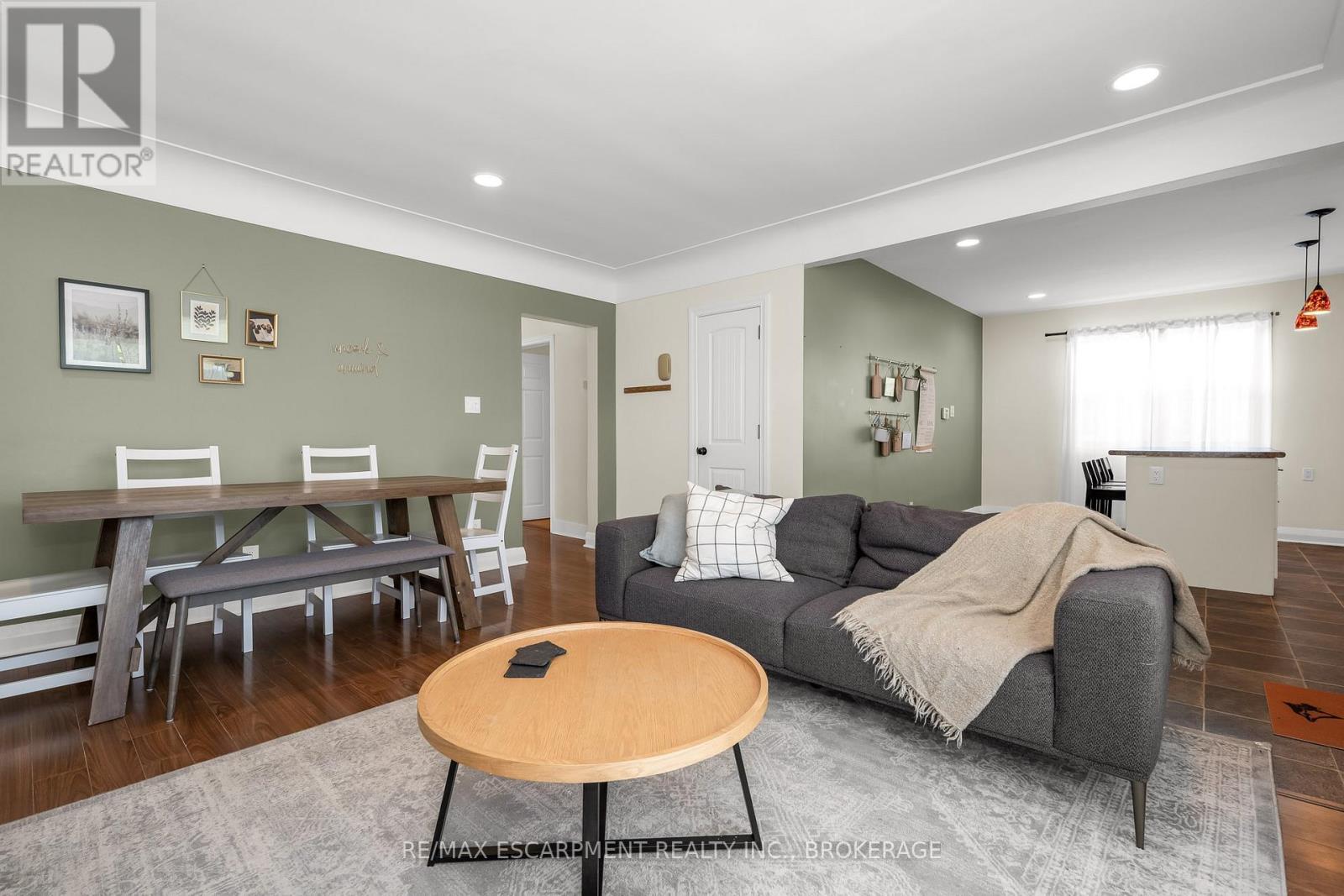 Main - 16 Golden Boulevard E, Welland (Lincoln/Crowland), ON - Indoor