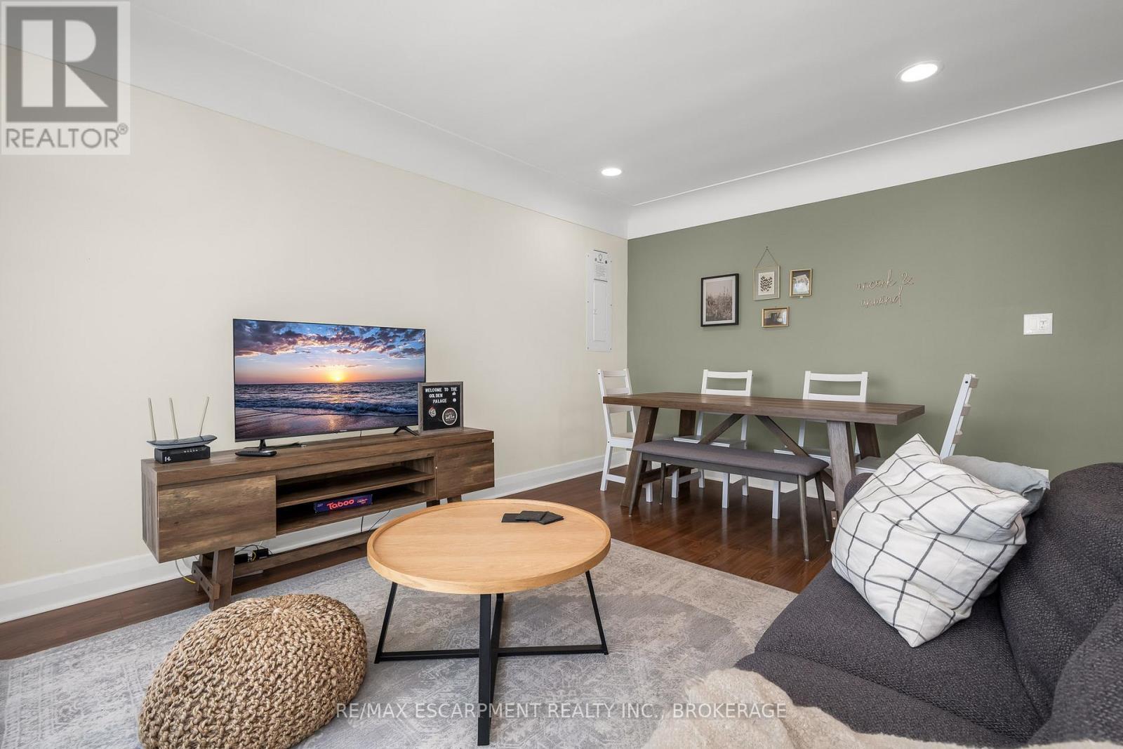 Main - 16 Golden Boulevard E, Welland (Lincoln/Crowland), ON - Indoor Photo Showing Living Room