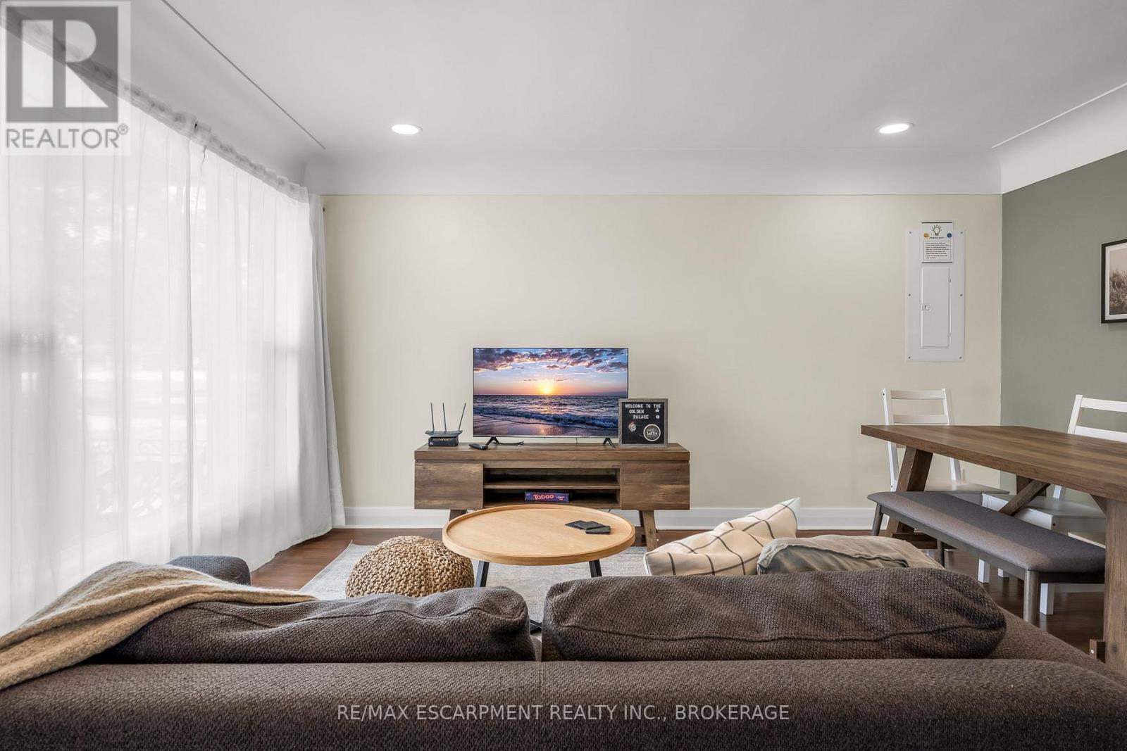 Main - 16 Golden Boulevard E, Welland (Lincoln/Crowland), ON - Indoor